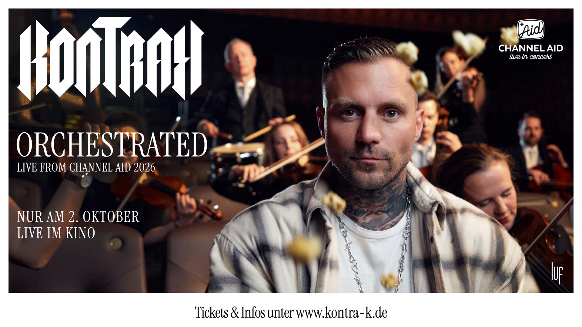 Ein tätowierter Mann in kariertem Hemd steht im Vordergrund eines Konzertsaals, hinter ihm spielt ein großes Orchester. Auf dem Poster stehen Informationen zu einem Live‑Konzert von Kontra K mit Orchester.
