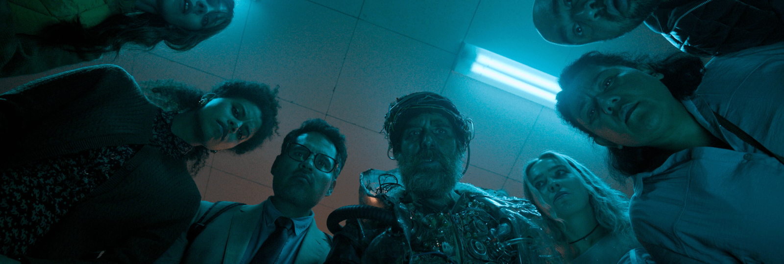 Werbeplakat für den Film „Good Luck Have Fun Don’t Die“ mit einem überraschten Mann mit buschigem Bart und verwirrtem Blick, der einen Helm aus Drähten und Kabeln trägt. Auffälliger roter Text auf blauem Hintergrund: „GOOD LUCK HAVE FUN DON’T DIE“. Hinweis auf die Berlinale Special Gala und Kinostart am 12. März im Cinemaxx.