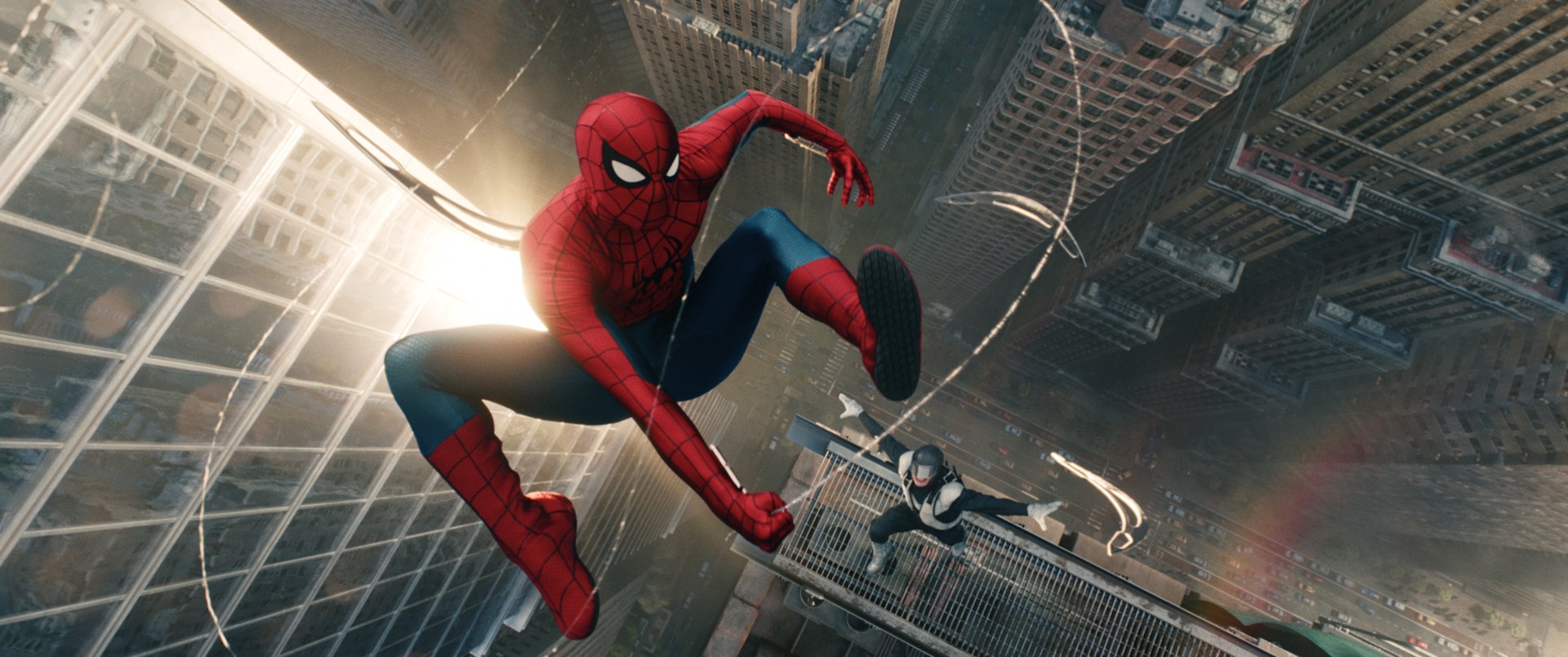 Spider-Man schwingt an einem Spinnenfaden durch New York.