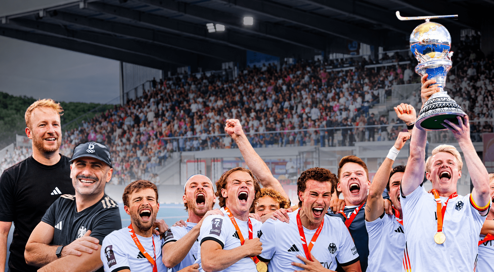 Jubelnde deutsche Hockey-Nationalmannschaft mit Medaillen nach dem Titelgewinn. Ein Spieler hebt den Pokal mit Globus und Hockeyschläger in die Höhe, während Teamkollegen und Trainer im Hintergrund eines voll besetzten Stadions feiern.